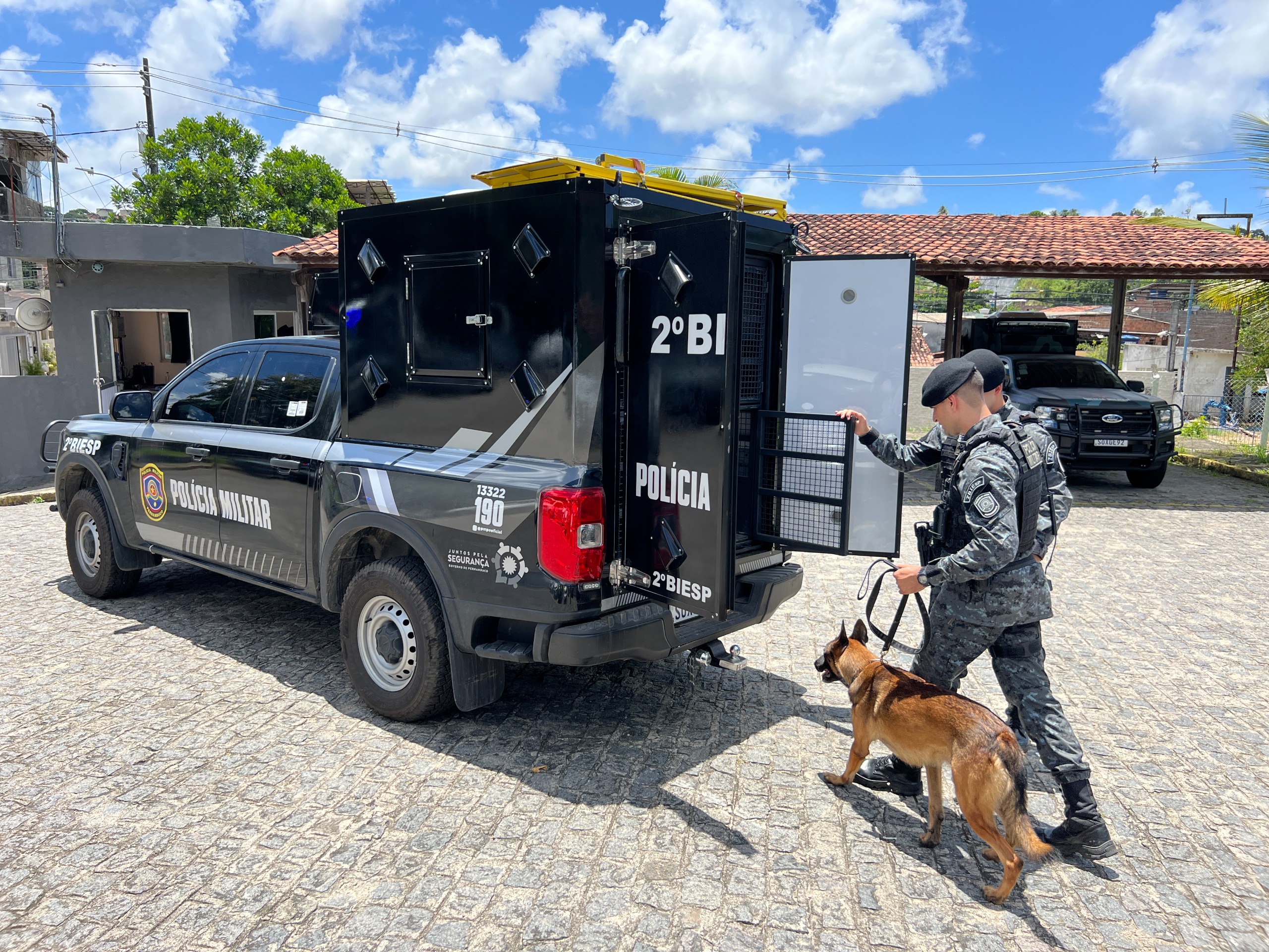 Pernambuco reforça policiamento no Sertão com entrega de viatura especializada para transporte de cães