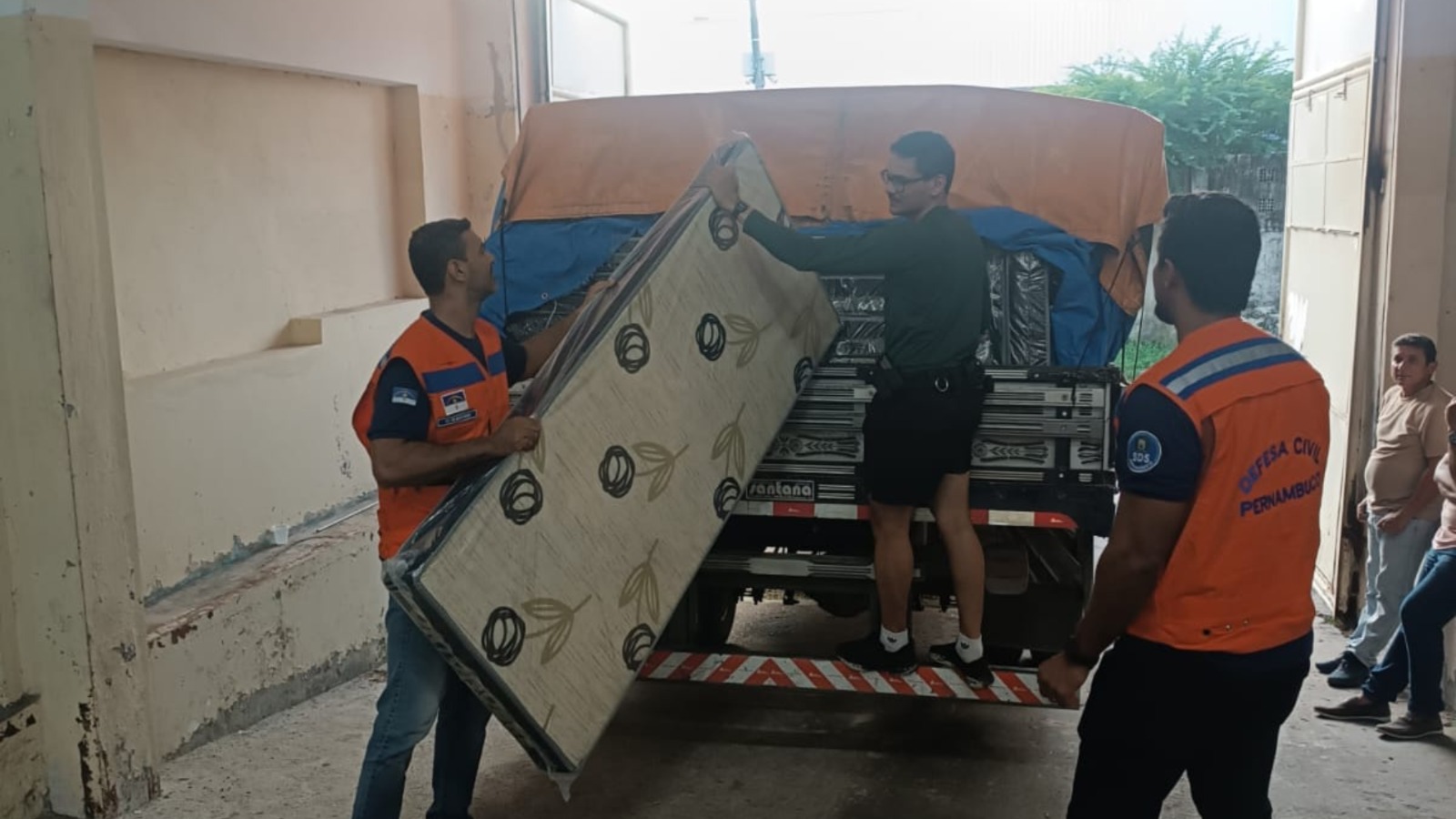 Governo de Pernambuco envia ajuda humanitária para famílias afetadas pelas chuvas em Tamandaré