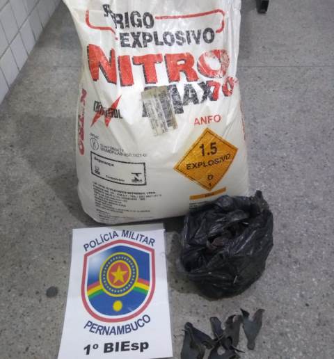 EXPLOSIVOS E CARGA ROUBADA SÃO APREENDIDOS EM CARUARU
