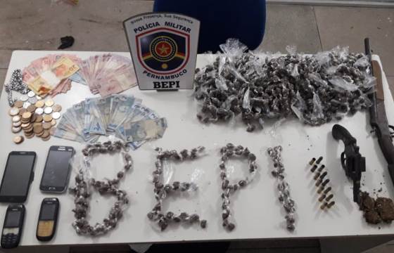 BEPI DETÉM 4 MULHERES COM ARMAS E DROGAS