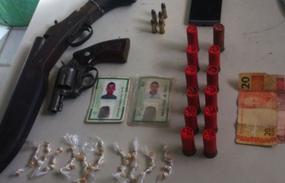 DOIS HOMENS SÃO PRESOS COM ARMAS E DROGAS NO CABO