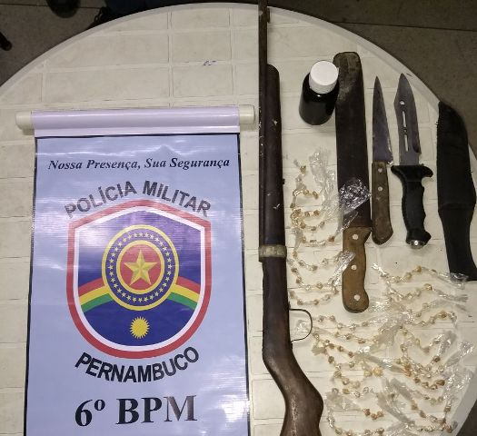 DUPLA É APREENDIDA COM DROGAS E ARMAS EM JABOATÃO