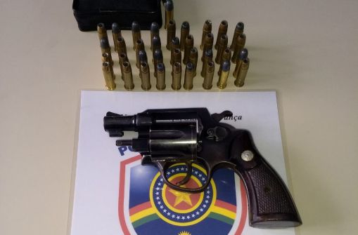 PM APREENDE ARMA E 37 MUNIÇÕES DENTRO DE VEÍCULO