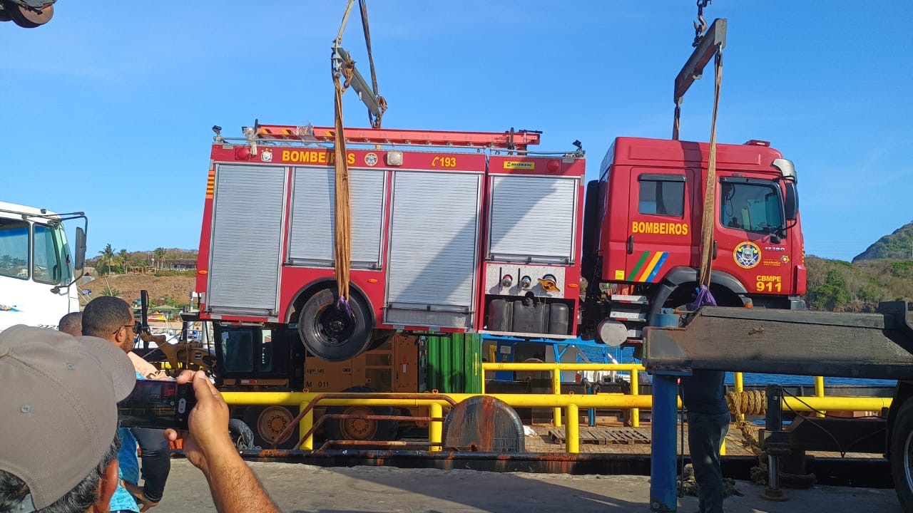 Fernando de Noronha é contemplado com novo veículo de combate a incêndio e salvamento do Corpo de Bombeiros