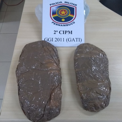 MULHER FLAGRADA COM DROGA ESCONDIDA SOB A ROUPA