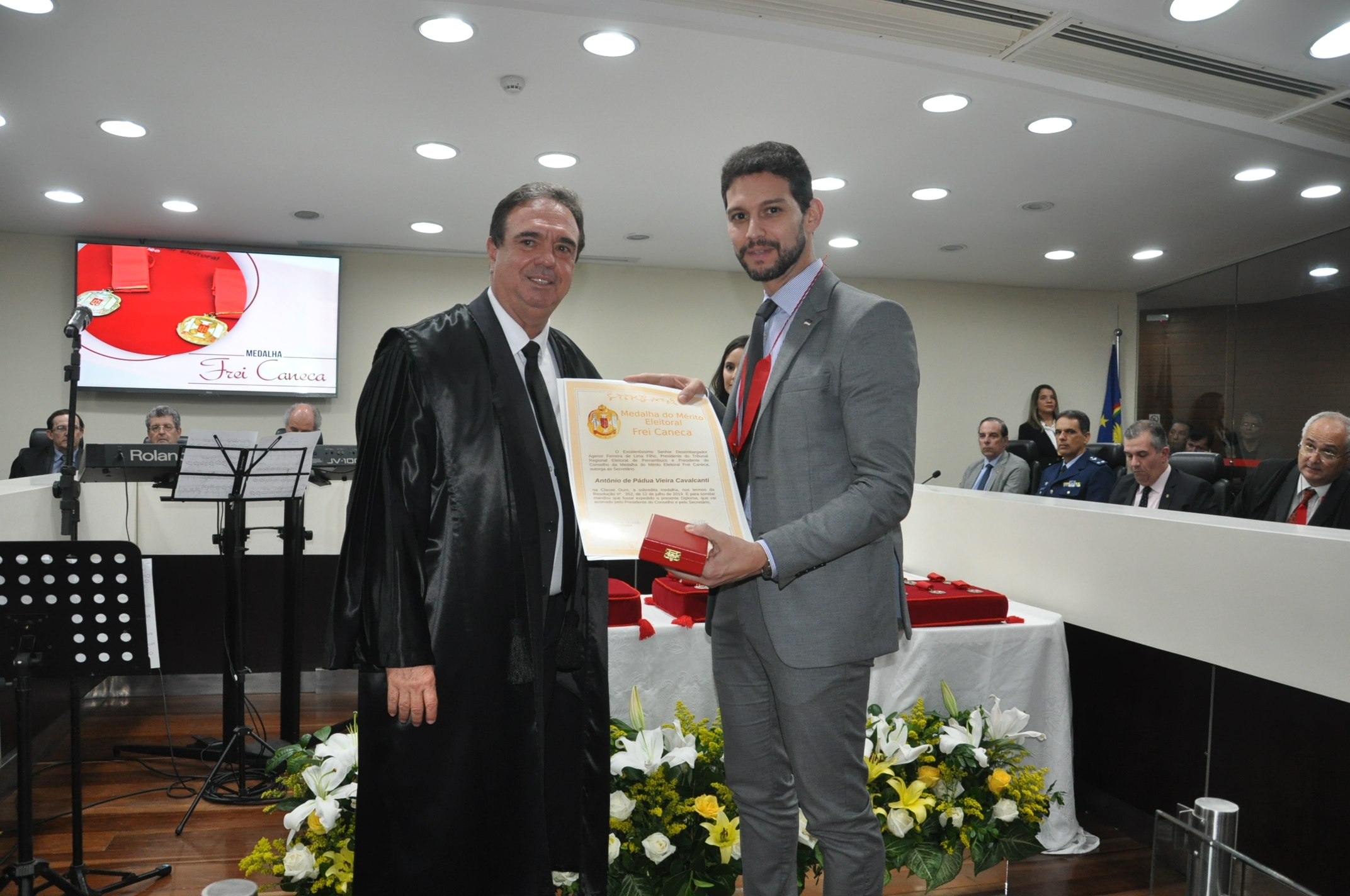 Secretário recebe homenagem por colaboração à Justiça Eleitoral