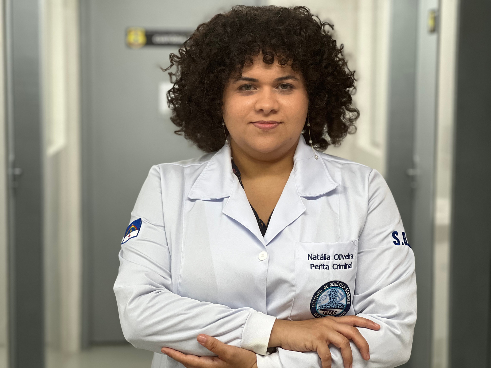 Perita da Polícia Científica de Pernambuco conquista reconhecimento internacional na área de genética forense com videoclipe artístico