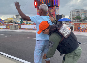 Atuação da PMPE no controle de acesso prende trio armado durante a Operação Carnaval 2026