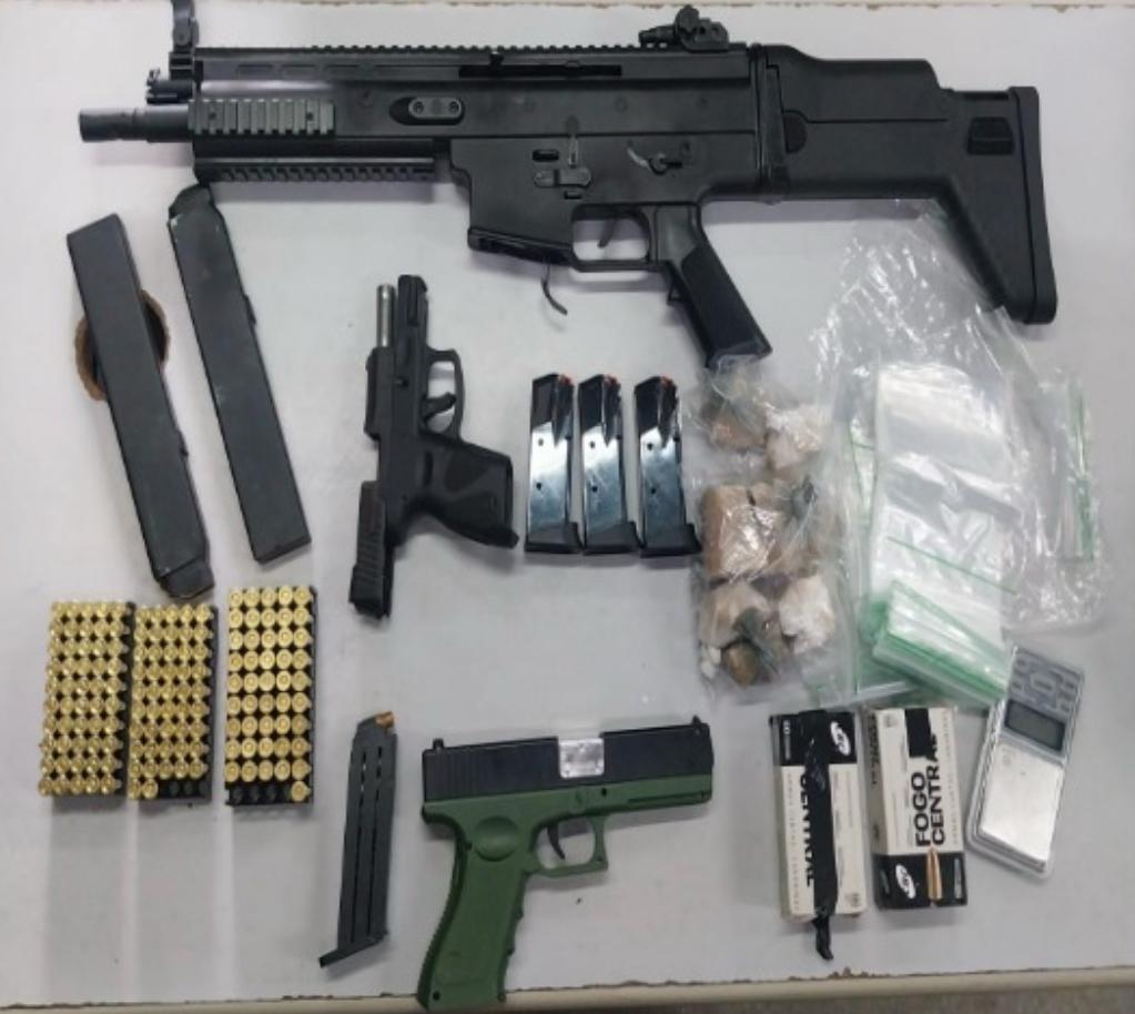 Ação integrada entre as Polícias Civil e Militar apreende armas, drogas e prende suspeito de homicídio em Paudalho