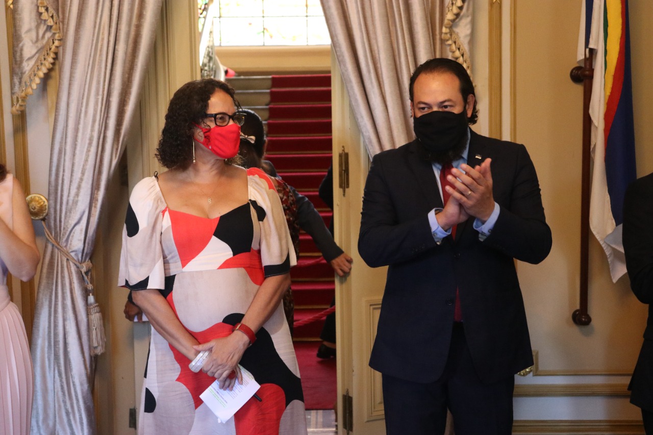 Governadora em exercício assina projeto de lei para criação de delegacias da mulher