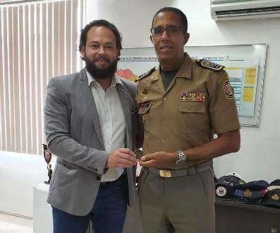 Secretário é condecorado pela PMPE