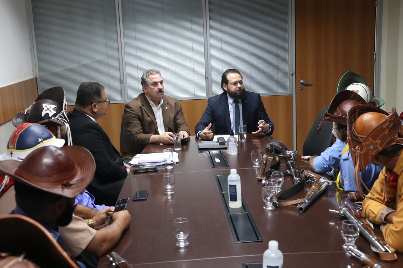 Secretário recebe presidente da Alepe e bacamarteiros