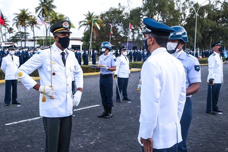 Comandantes gerais da PMPE e CBMPE recebem medalha no II Comar
