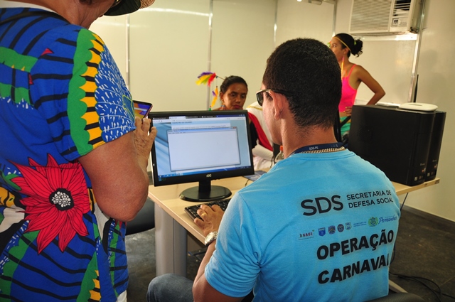 Foliões aproveitam para se cadastrar no Alerta Celular