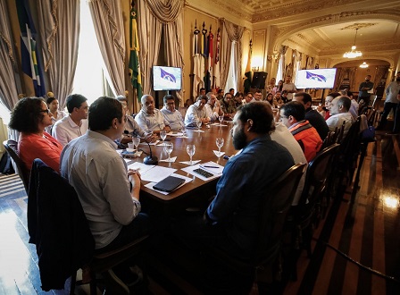 Paulo Câmara reúne secretariado e forças de segurança para ampliar ações nas áreas atingidas pelas chuvas