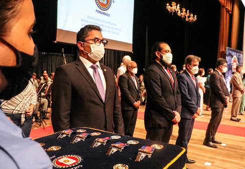 Colégio da PMPE concede Medalha do Mérito Educacional