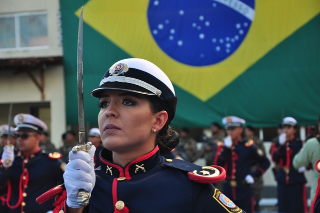 Novos oficiais militares de PE recebem Espadim Tiradentes