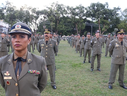 PMPE entrega insígnias a 565 oficiais e praças recém-promovidos