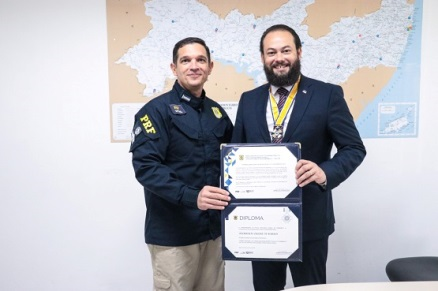 Secretário Humberto Freire é agraciado com maior comenda da PRF