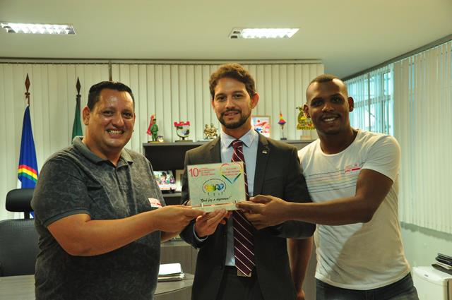 Secretário recebe homenagens de movimentos pela diversidade