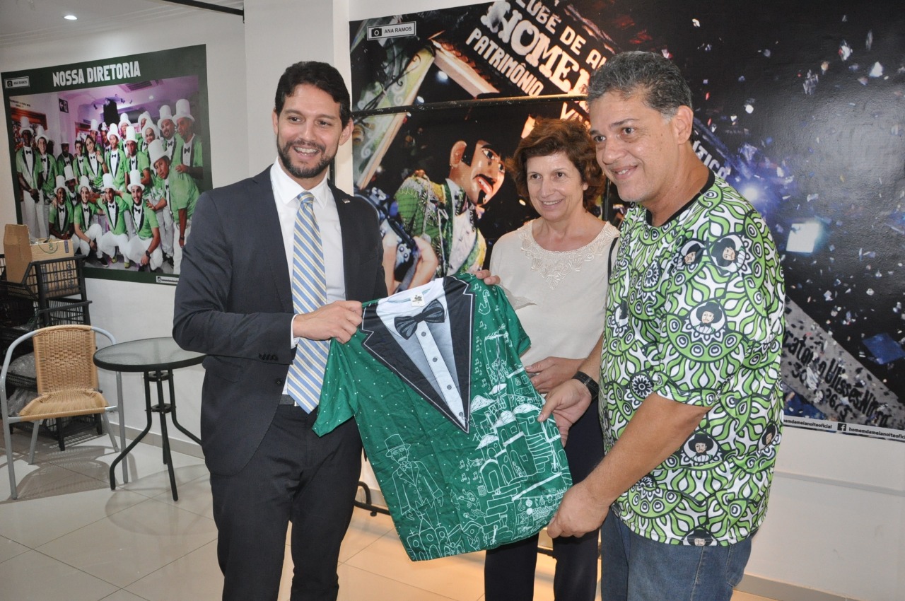 Secretário visita sede do Homem da Meia-Noite