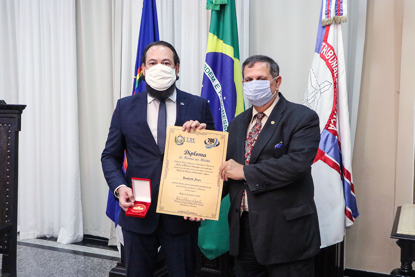 Secretário recebe medalha do TJPE