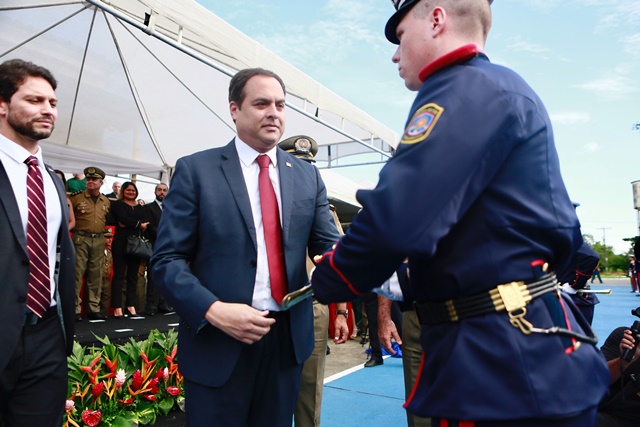 Governador em solenidade militar 3
